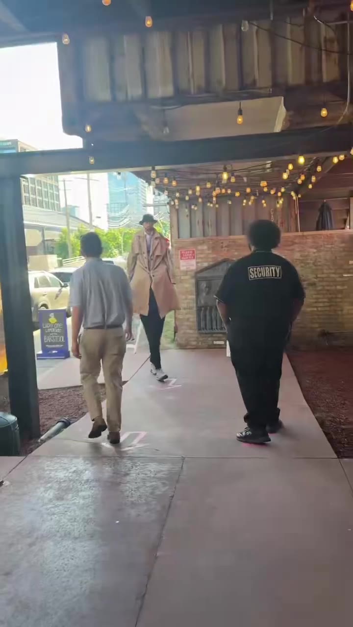 Viva La Stool: A lotta people don’t know that Spider is actually 8 feet tall https://t.co/4afjj8bMAo