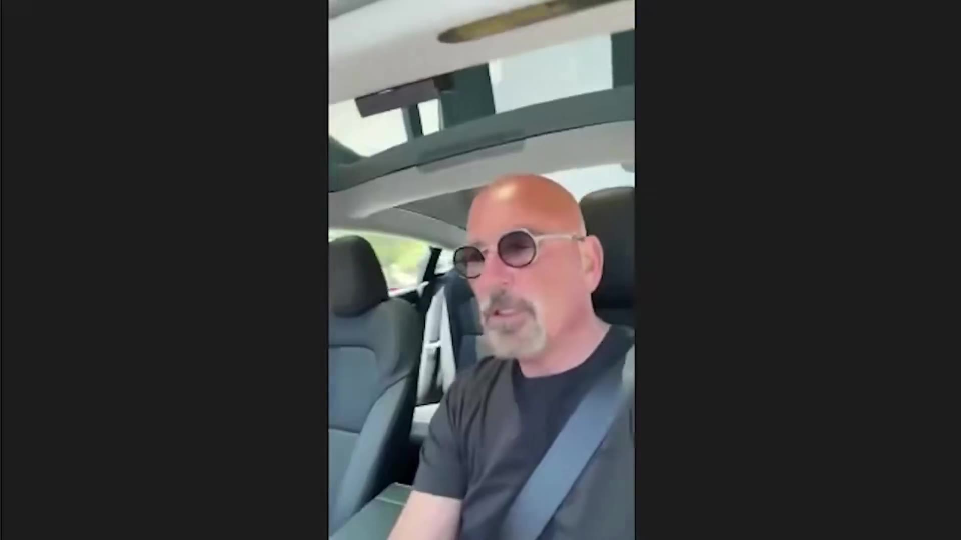 Viva La Stool: HOT start to the interview with @howiemandel https://t.co/Ea4E674mDM