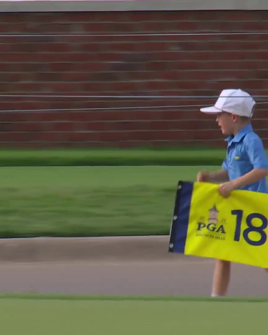 Fore Play: Kid was ZOOMIN for that JT autograph.

Incredibly wholesome. https://t.co/NGNeXzDHJI