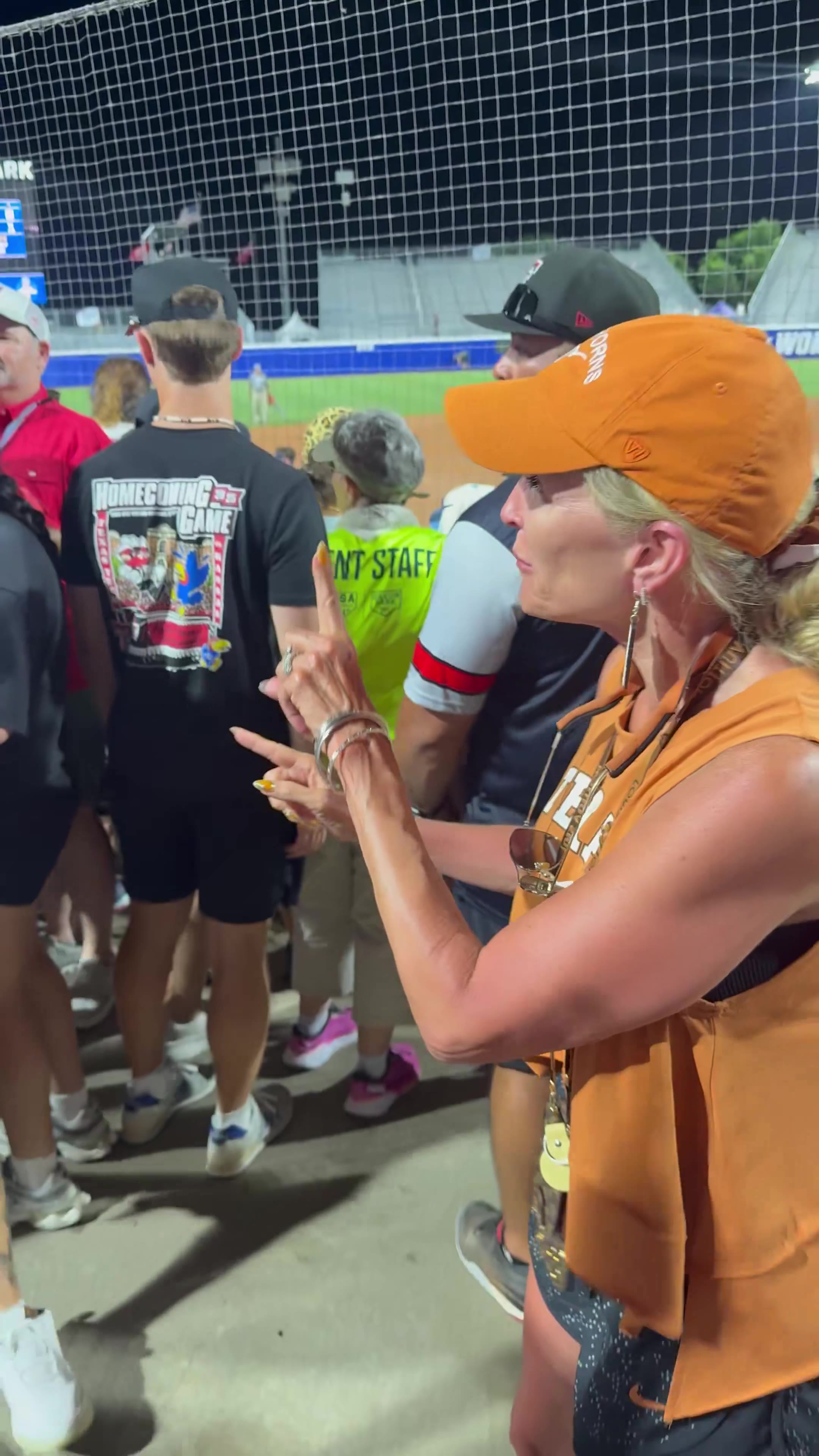 Barstool Sports: Jason Williams has Texas fans doing Texas Tech hand signals! https://t.co/UX6Mw7shaU
