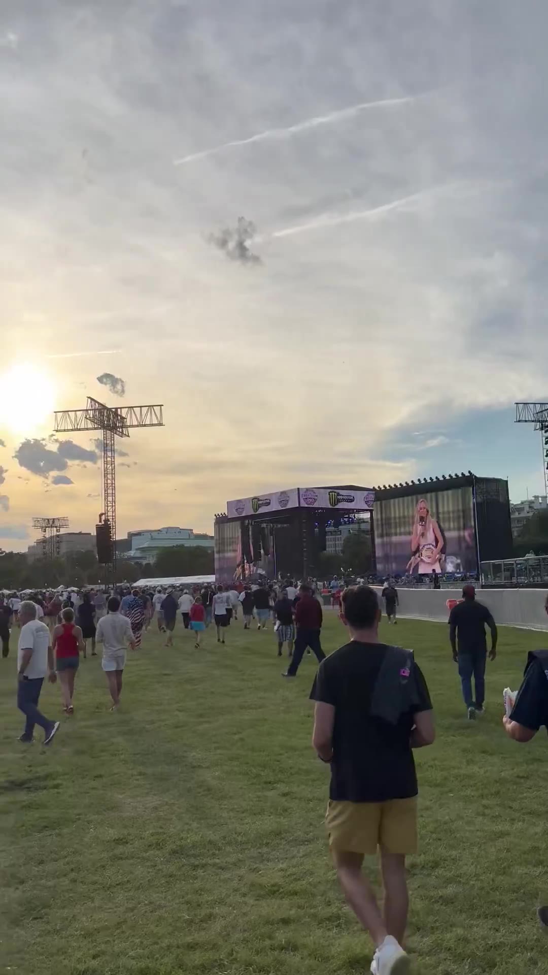 BING BOB: The UFC fan fest at the Ellipse is absolutely massive. People are parachuting in with American flags right now! https://