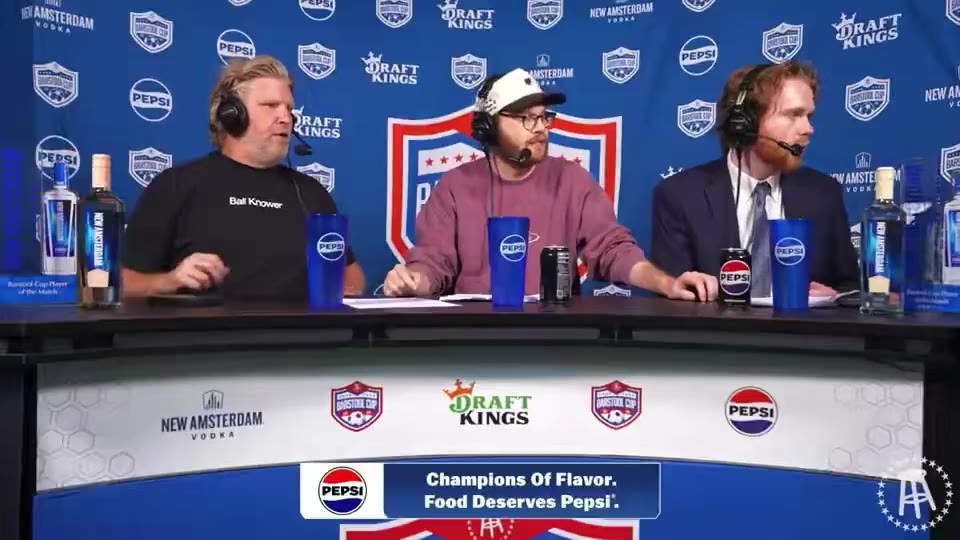 Viva La Stool: Chef Donny delivering food to the booth is winning everyone over. 

@Pepsi #PepsiPartner #SoccerDeservesPepsi https://t.