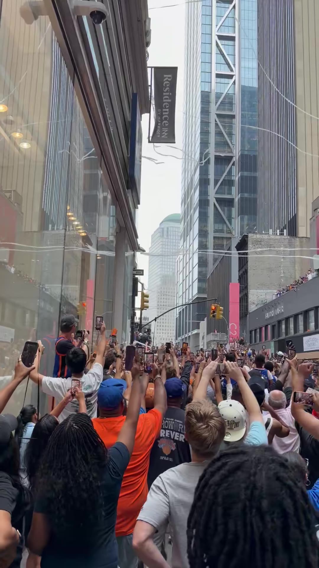 Clemmy O’Brien 🏆: I can’t even begin to describe the roar of thousands of people when a float of Knicks passes by. You feel it in the dept
