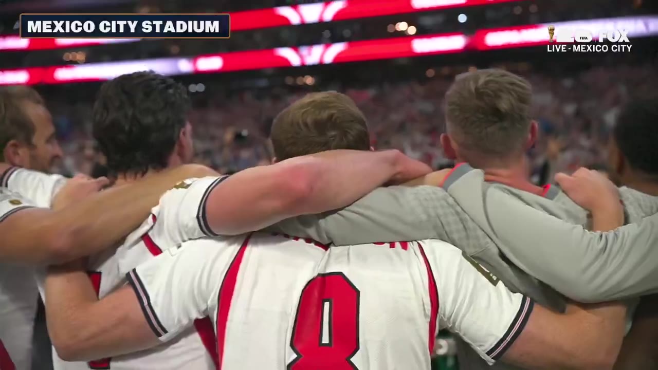Barstool Sports: England singing Wonderwall with their supporters after an incredible match 

What an atmosphere  https://t.co/vmQbvTgH6k
