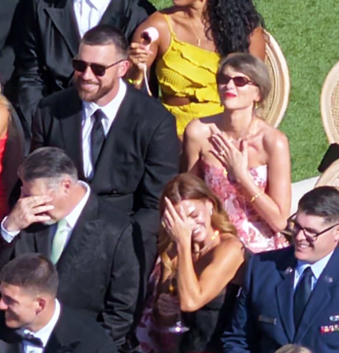 Chicks in the Office: Taylor Swift and Travis Kelce made their first appearance as a married couple at a friend's wedding this weekend 🤍
(📸