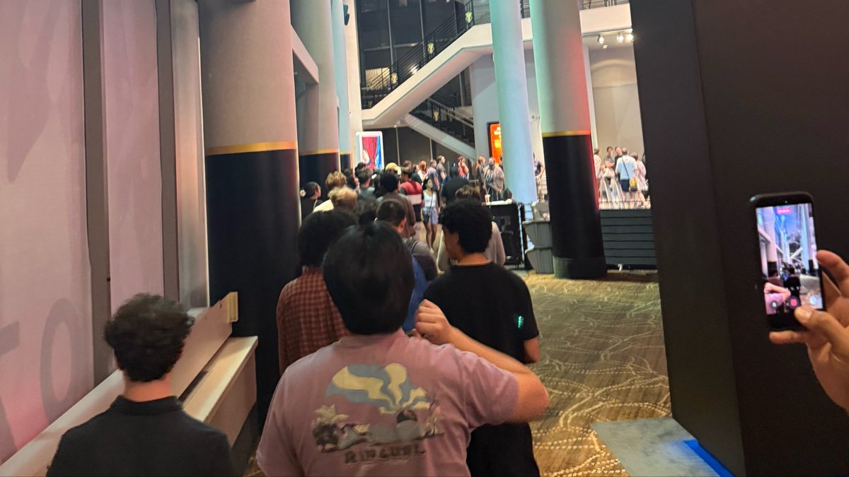 Kenjac: The line just to get to the escalator to get into the theater for the Odyssey.
 
Movies are BACK https://t.co/cfz8fzriHp