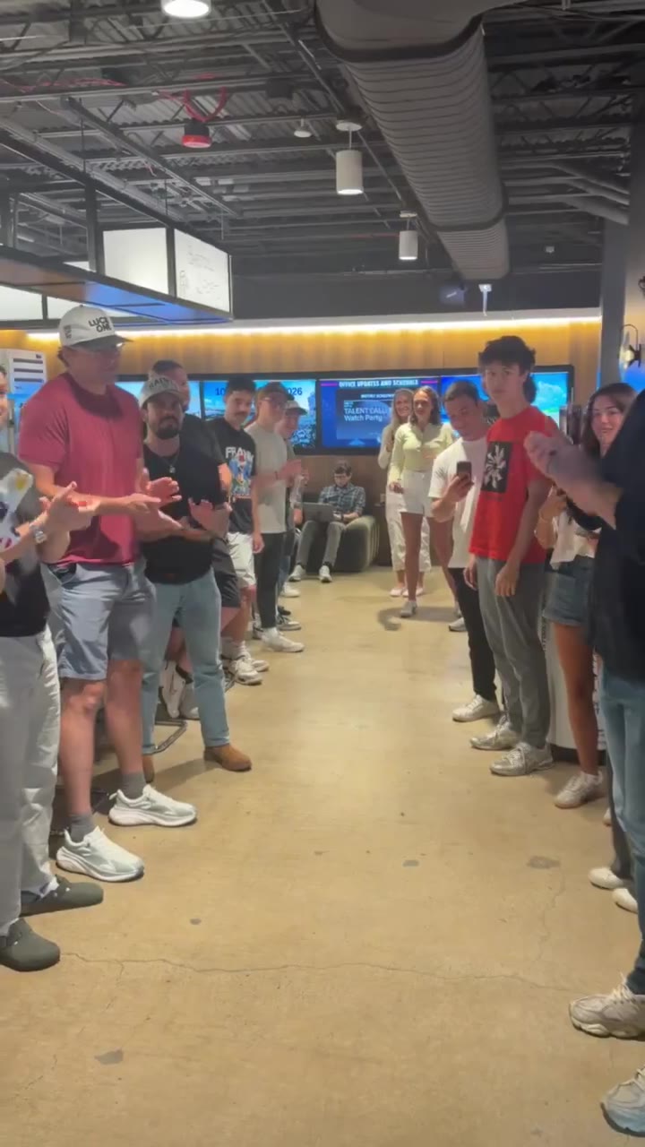 Viva La Stool: A hero’s welcome for Ben Mintz as he returns to work today in the Chicago Office https://t.co/ZKWxn1gRop