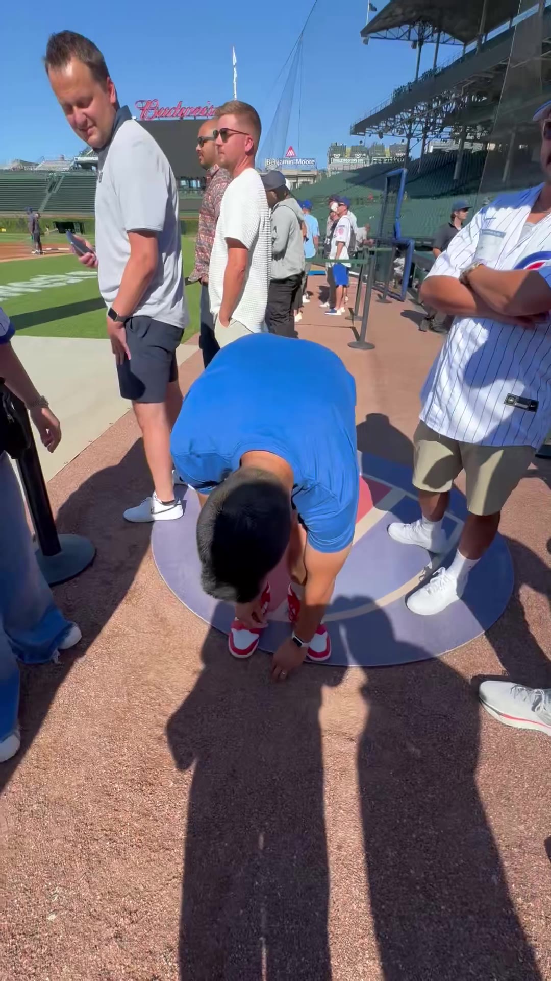 Viva La Stool: HE DID IT!!

Wrigley Field field review by Steven Cheah https://t.co/bt1fYaY1m3
