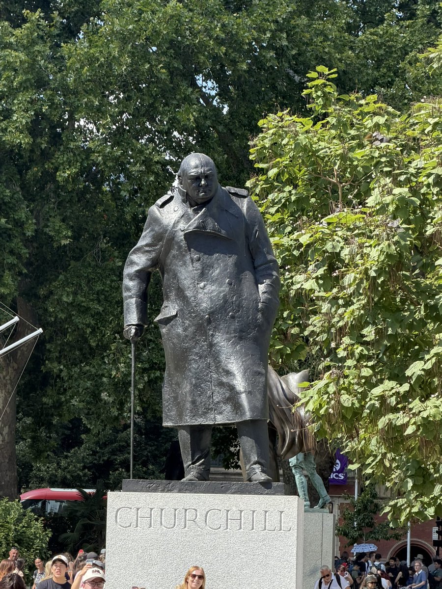 Dana Beers: NOBODY TOLD ME WINSTON CHURCHILL WAS FAT. WHAT THE FUCK #DANAPINTS https://t.co/uL8T8BMcec
