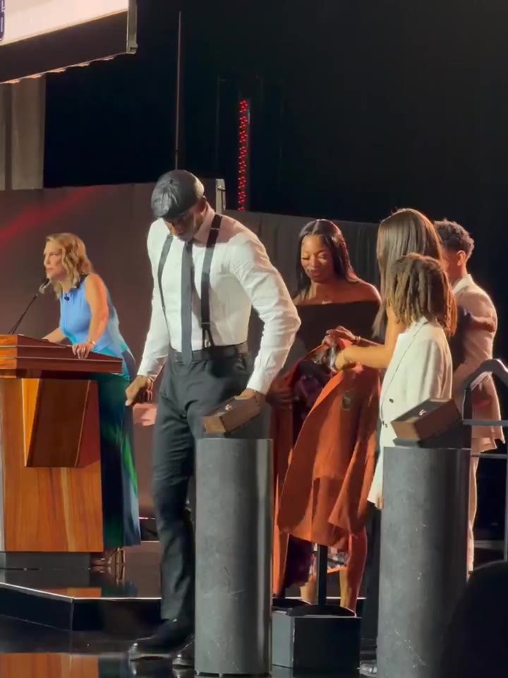 ClutchPoints: Amar'e Stoudemire officially receives his Hall of Fame orange jacket 🙏🏽

With the help of his kids! 

(via @NBA) https