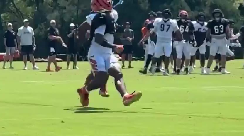 Ja'Marr Chase's knee scare: Bengals star says he's fine