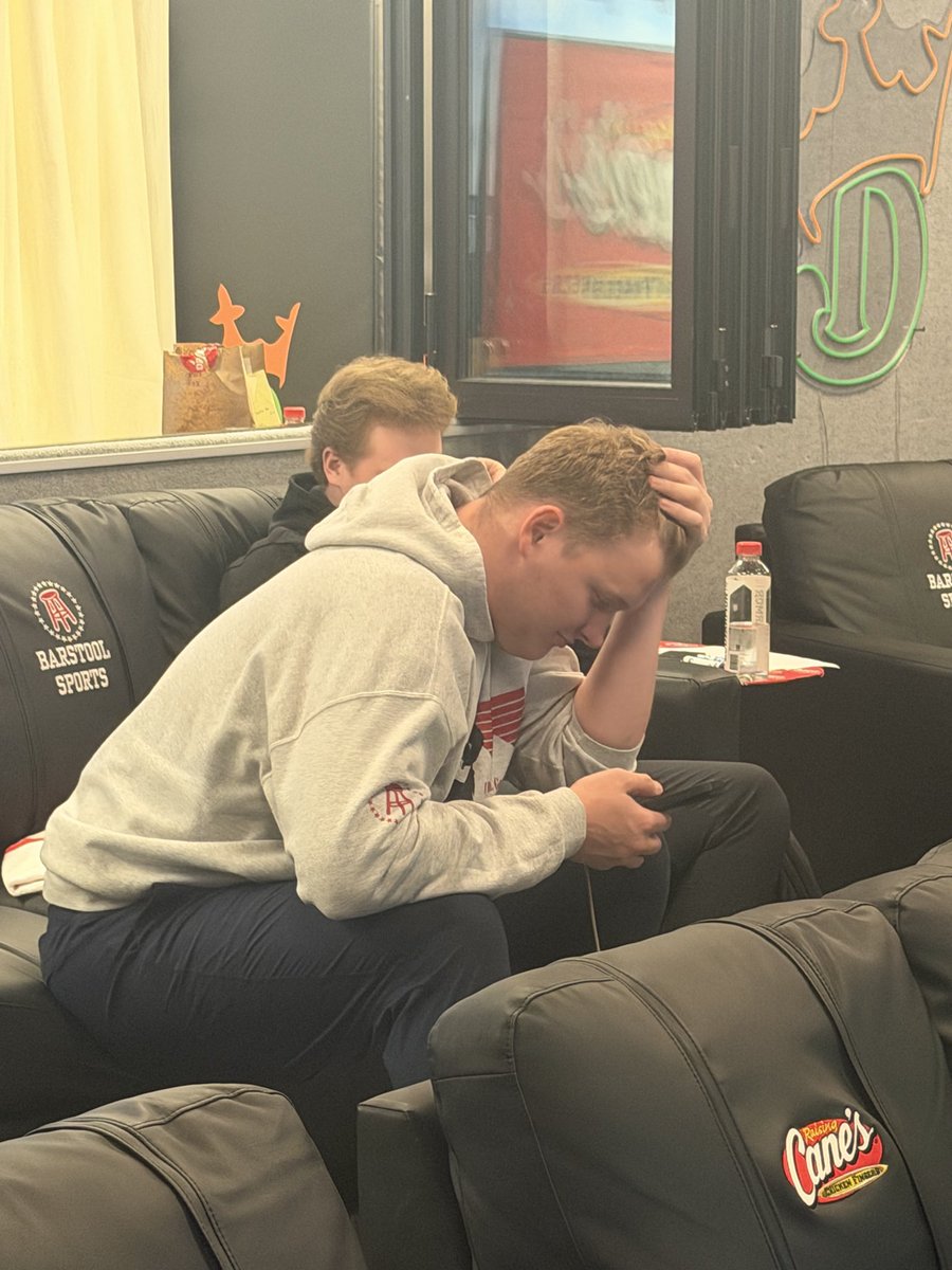 Nicky Smokes: .@W_B_Rick is devastated about LeBron name dropping Fasoli. “It shoulda been me”
😭😭😭