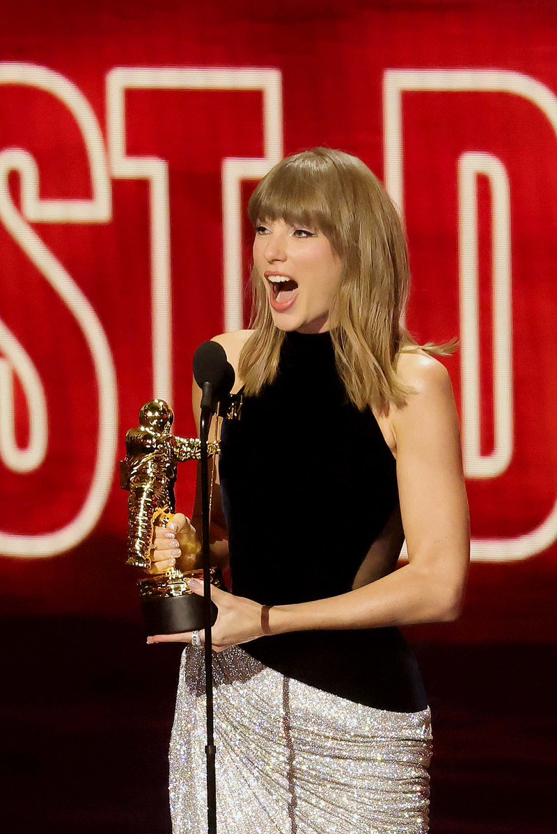Chicks in the Office: Taylor Swift accepts the Artist Director Honors onstage at the #VMAs tonight 🥹👏
