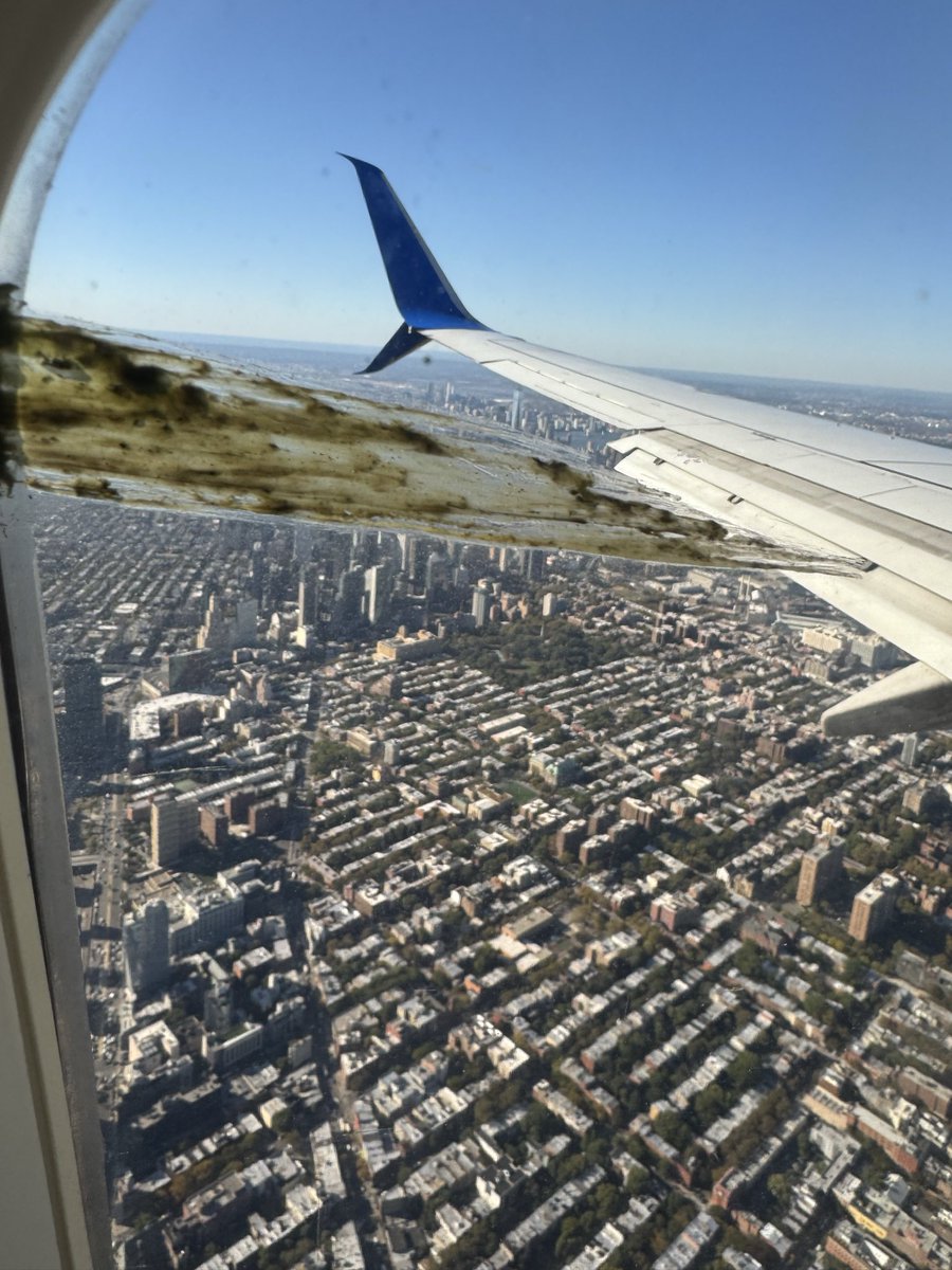 Steven Cheah: On flight to NYC to attend Knicks banner night and for the first time in my life got a poop window. I couldn’t stop gigg